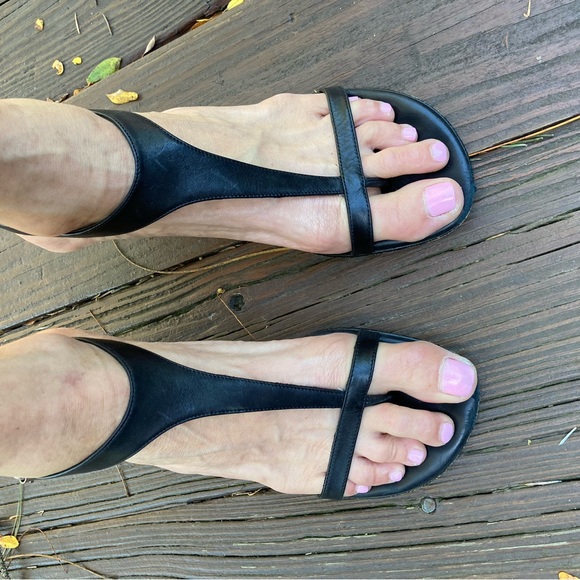 Donald J. Pliner Shoes - Donald J Pliner, Black t-strap sandals, size 9